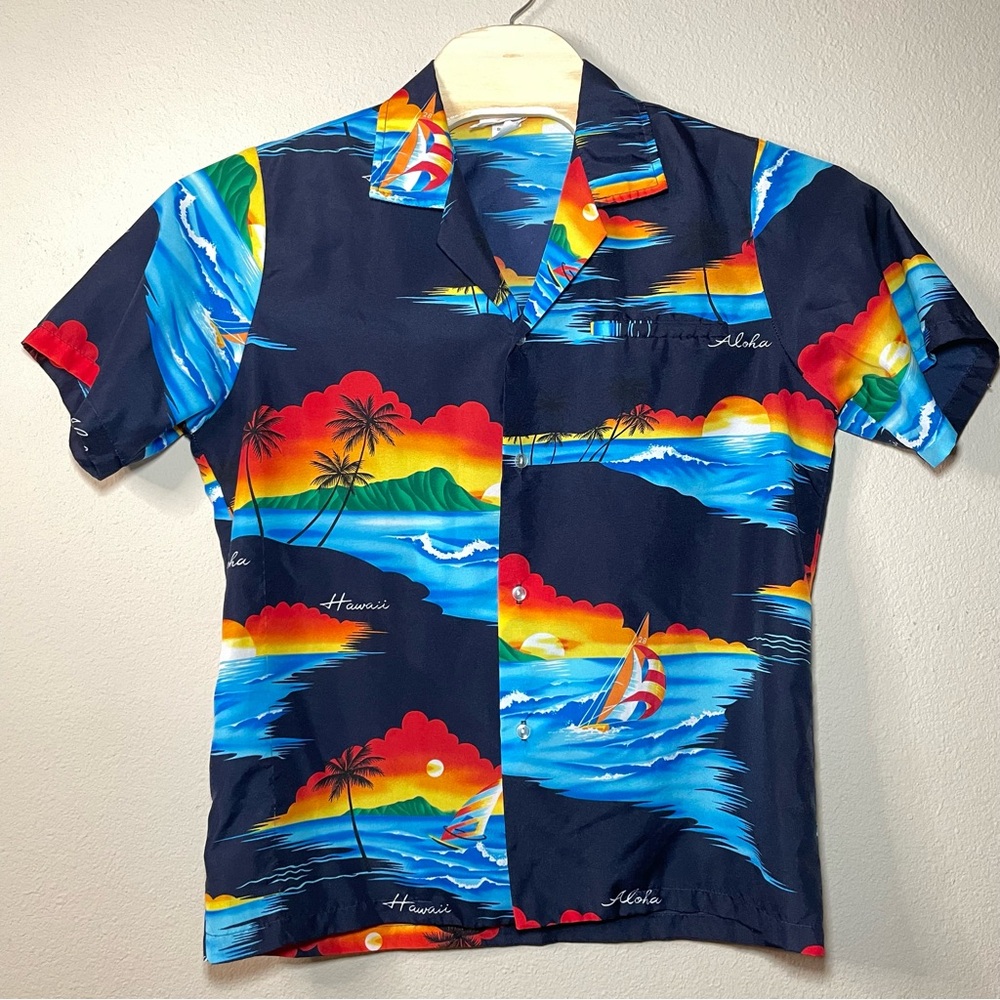 Vintage Casual Wear Hawaii Button Down Short Sleeve Shirt Size Medium 100% Rayon